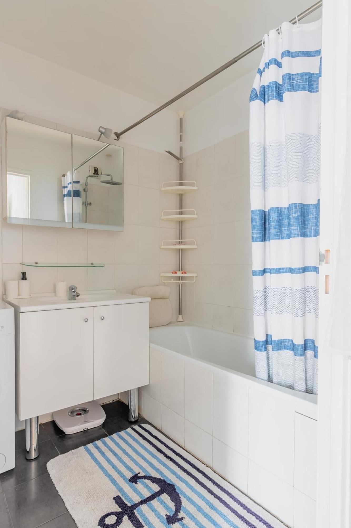 Transports, Parking, A/C & Equipped For Long Stays Saint-Ouen  Exterior photo